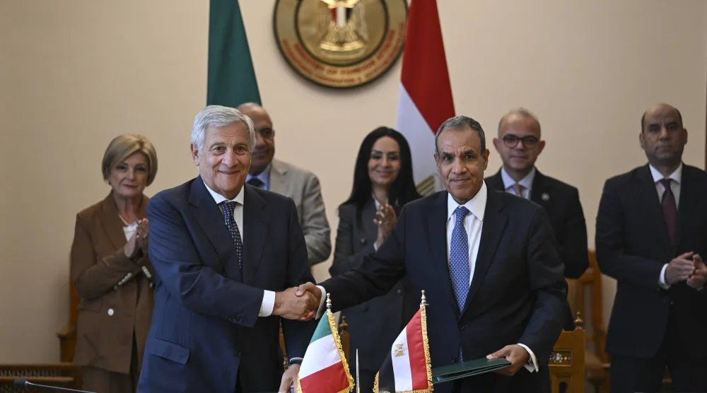 وزير الخارجية المصري بدر عبد العاطي ونظيره الإيطالي أنطونيو تاياني يلتقطان صوراً بعد توقيع اتفاقية تعاون بشأن المهاجرين في العاصمة الإدارية الجديدة شرق القاهرة 3 سبتمبر 2026 (إ.ب.أ)