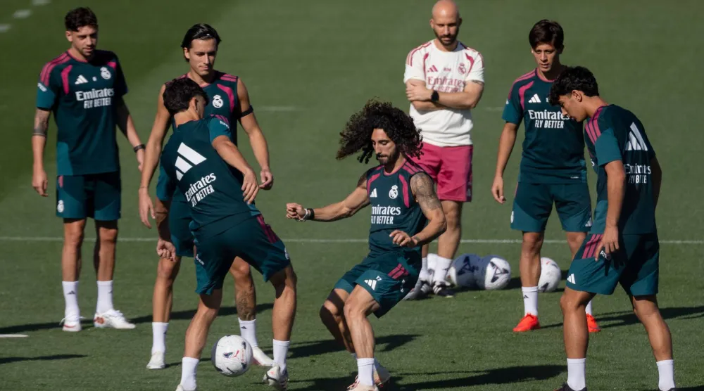 لاعبو ريال مدريد وحماس في التدريبات قبل مواجهة بيتيس اليوم (ا ب ا)