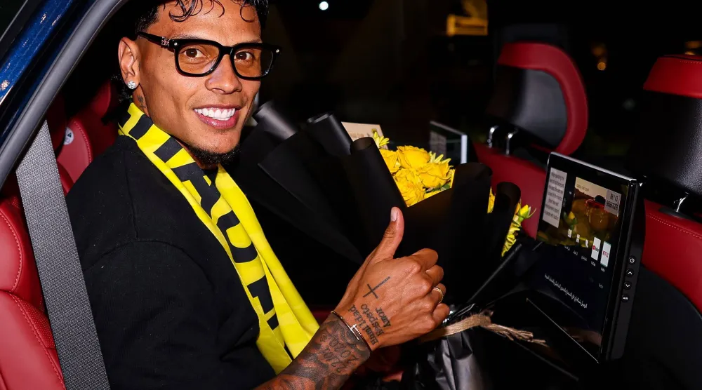 ريتشارد رويس وتحية للجماهير وعدسة الكاميرا (نادي الاتحاد)