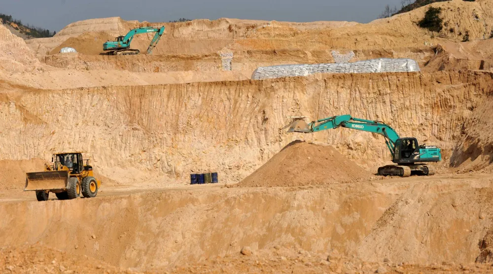 عمال يستخدمون آلات حفر في منجم للمعادن الأرضية النادرة بمقاطعة غانشيان في جيانغشي وسط الصين (أ.ب)