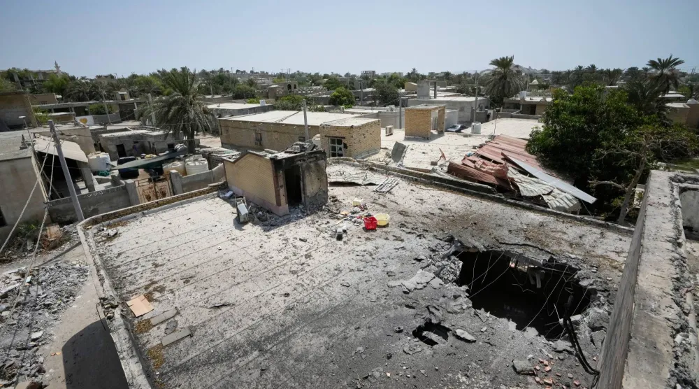 نقطة الارتطام على سطح مبنى قالت وسائل إعلام إيرانية إنه أُصيب بضربة أميركية أثناء إقامة حفل زفاف في كوهستك جنوب إيران الجمعة 4 سبتمبر 2026 (أ.ب)