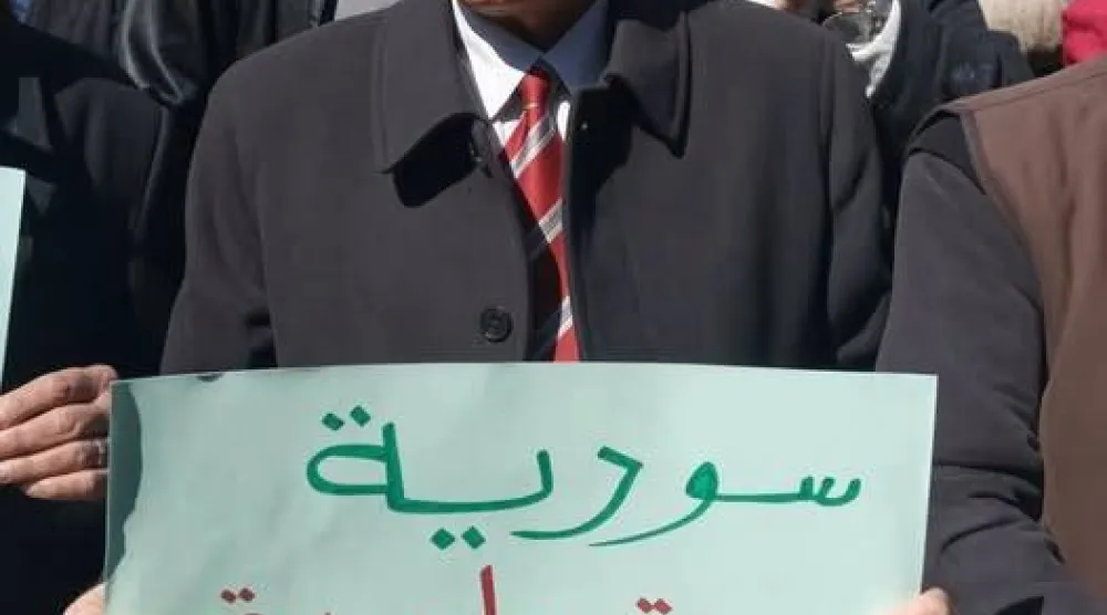 عاطف هنيدي وهو يشارك في مظاهرة في محافظة السويداء السورية (شبكة السويداء 24)
