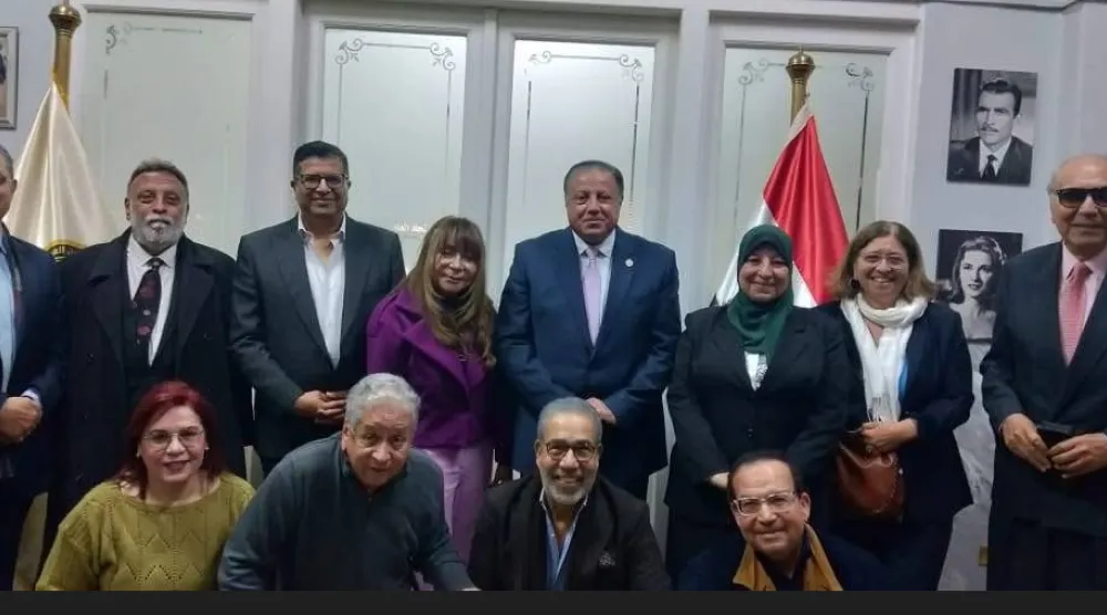 عدد من صنّاع الفن في مقر جمعية «أبناء الفنانين» (فيسبوك)