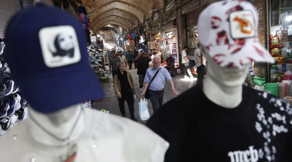 متسوقون في البازار الكبير بطهران 23 أغسطس 2026 (رويترز)