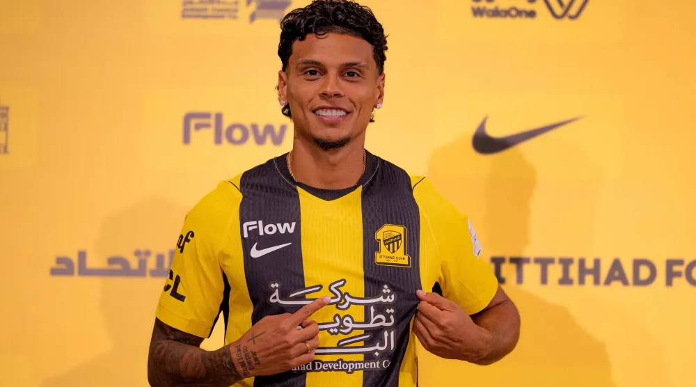 ريوس مرتدياً قميص الاتحاد بعد مراسم توقيع العقد (موقع النادي)
