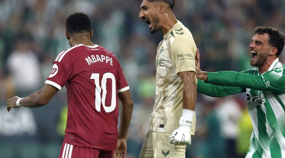 ألفارو فاليس حارس ريال بيتيس يحتفل بتصديه لركلة الجزاء أمام مبابي (رويترز)