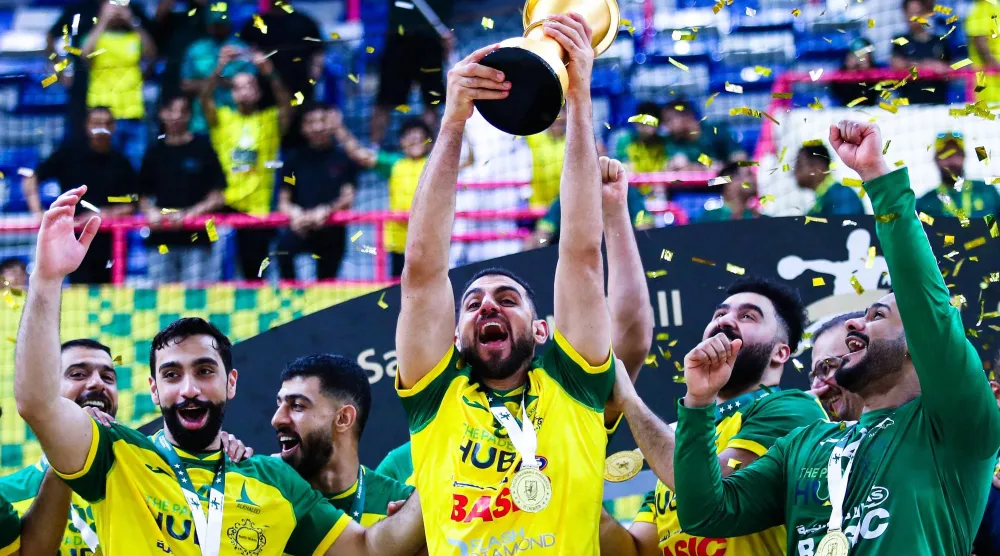 لاعبو الخليج لحظة تتويجهم باللقب (الاتحاد السعودي لكرة اليد)