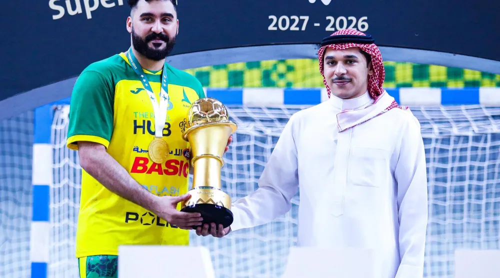حسن هلال لحظة تتويج الخليج بكأس السوبر (الاتحاد السعودي لكرة اليد)