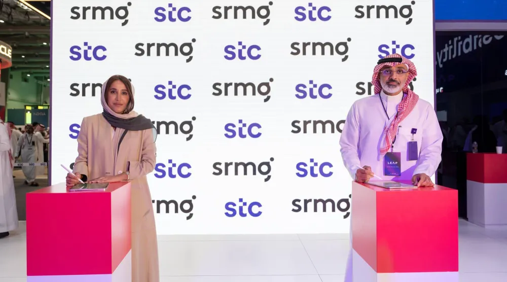جمانا الراشد الرئيس التنفيذي لـ«المجموعة السعودية للأبحاث والإعلام» ورياض معوض الرئيس التنفيذي لقطاع الأعمال في مجموعة ««stc خلال توقيع الاتفاقية (الشرق الأوسط)