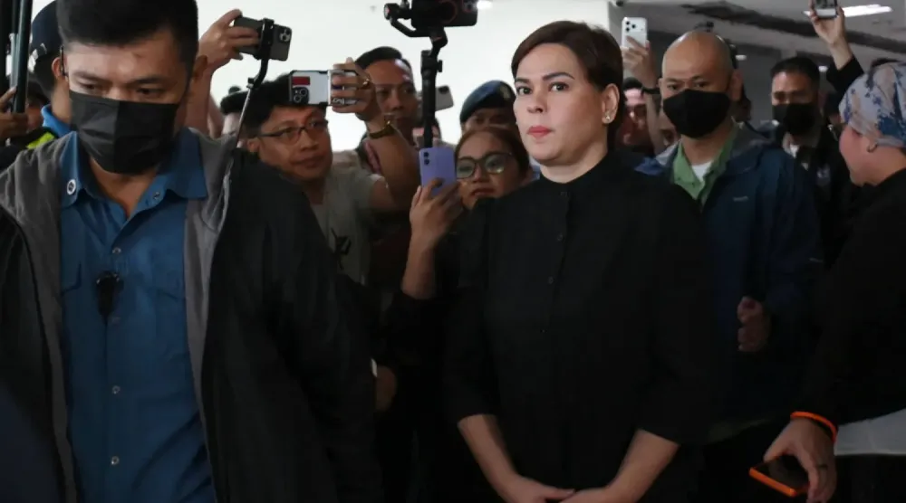 Filipinler Devlet Başkan Yardımcısı Sara Duterte, mahkeme salonundan ayrılırken. (AFP)