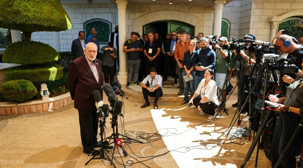 السفير الأميركي لدى إسرائيل مايك هاكابي يتحدث بعد لقائه فلسطينيين من سكان ترمسعيا (رويترز)