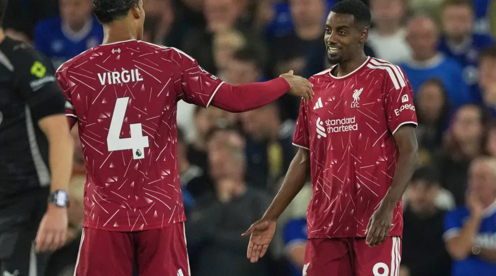 قائد ليفربول فيرجيل فان دايك يحتفل مع زميله ألكسندر إيزاك (أ.ب)