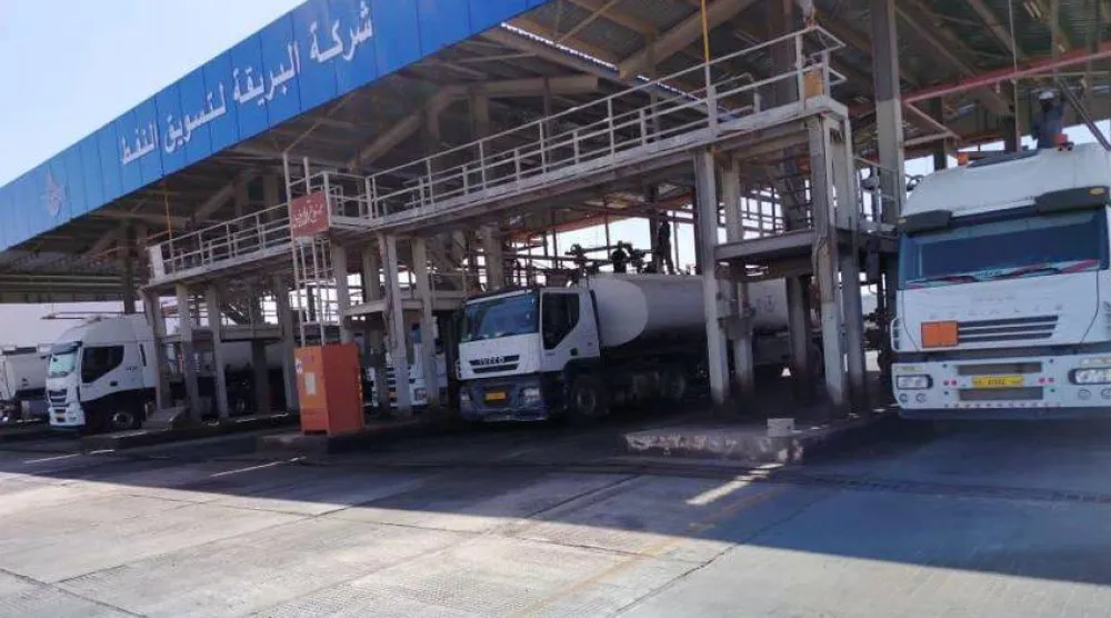 شاحنات وقود في مستودع سبها النفطي بالجنوب الليبي (شركة البريقة لتسويق النفط)