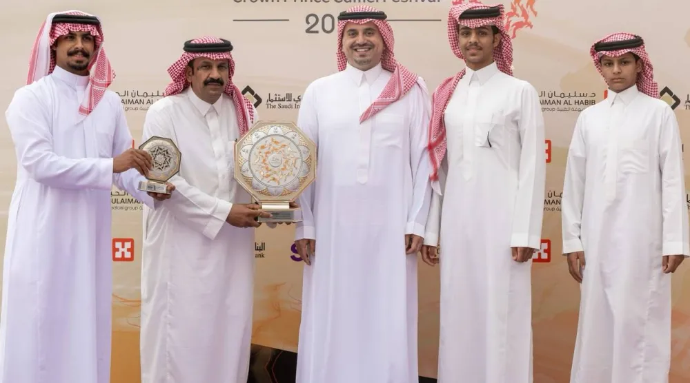 الأمير فهد بن جلوي خلال تكريم الفائزين (الشرق الأوسط)