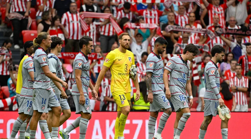حسرة لاعبي أتلتيكو مدريد بعد الهزيمة الكبيرة من بلباو (أ.ف.ب)