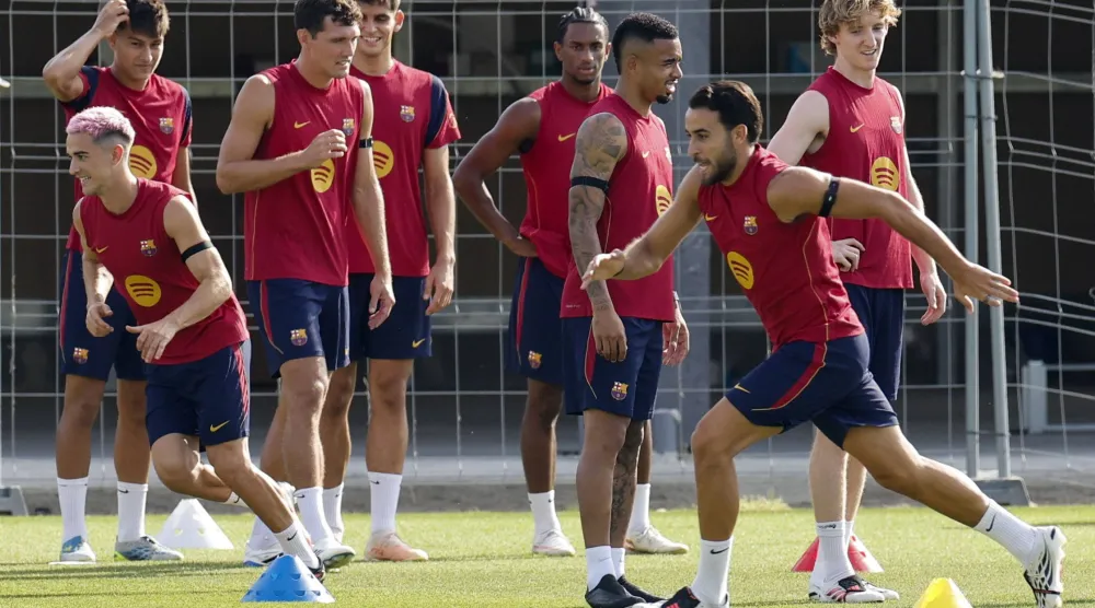 برشلونة يستعد لمواجهة فالنسيا بعدما حقق العلامة الكاملة في مبارياته الثلاث الأولى (إ.ب.أ)