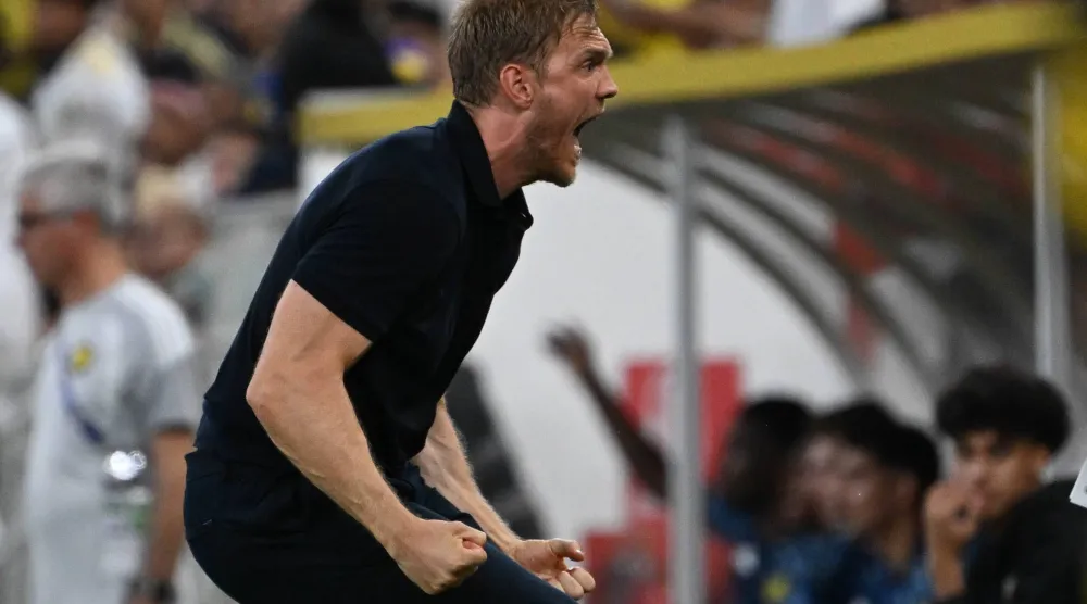 الألماني فيسينغ مدرب الاتحاد محتفلاً بالهدف الثاني لفريقه أمام النصر (تصوير: علي خمج)