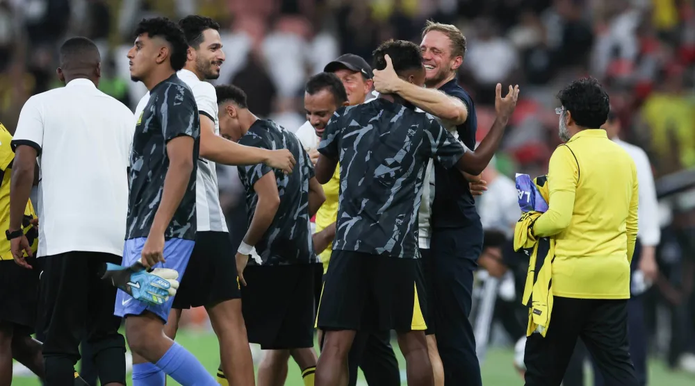 مدرب الاتحاد يحتفل مع لاعبيه بعد نهاية المباراة (تصوير: عدنان مهدلي)