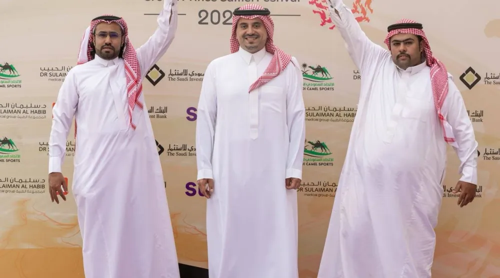 الأمير فهد بن جلوي لحظة تتويج الفائزين (الشرق الأوسط)