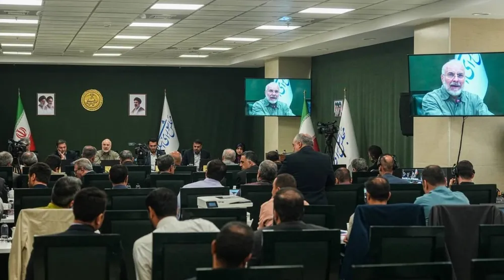 قاليباف يبدأ جلسة أسبوعية يحضرها أغلبية أعضاء البرلمان عبر الإنترنت (موقع البرلمان الإيراني)