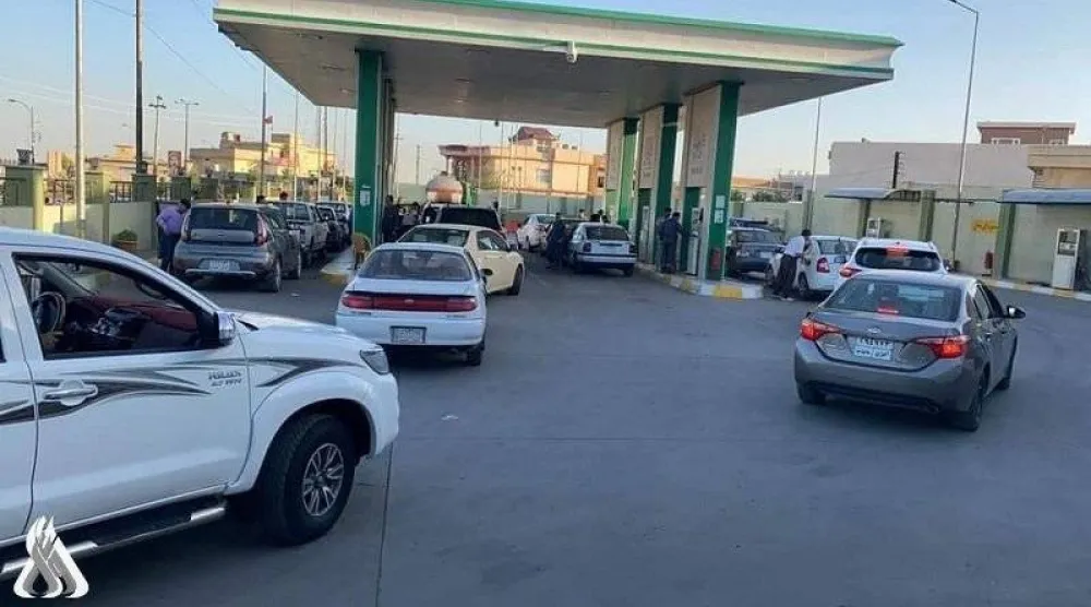 جانب من الازدحام عند محطة وقود في بغداد (وكالة الأنباء العراقية)