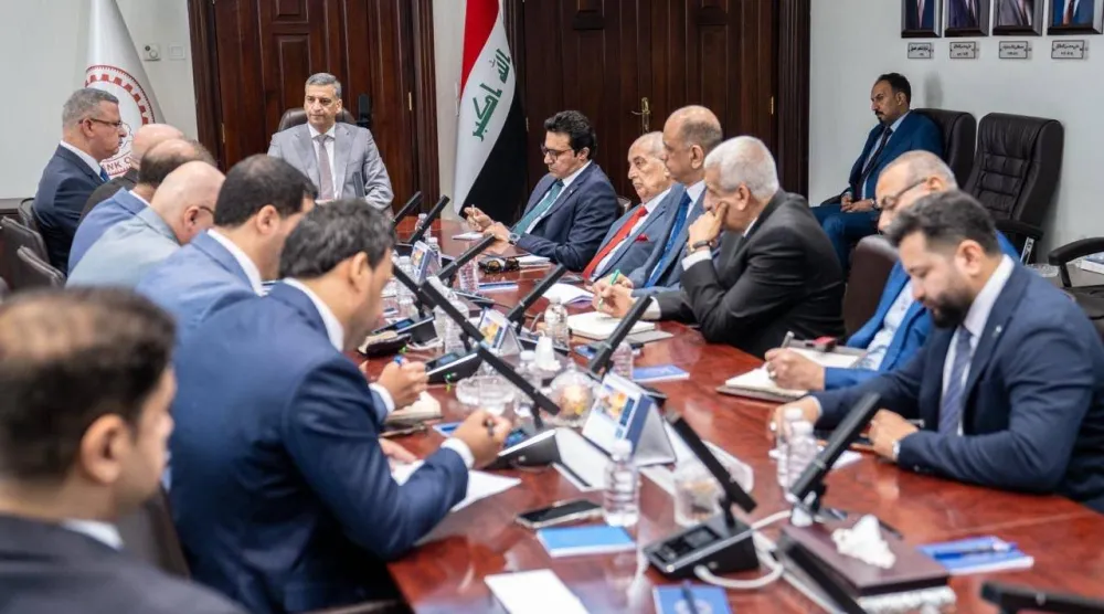 محافظ البنك المركزي العراقي نزار ناصر حسين خلال لقائه بعدد من المختصين بالشأن الاقتصادي (إكس)