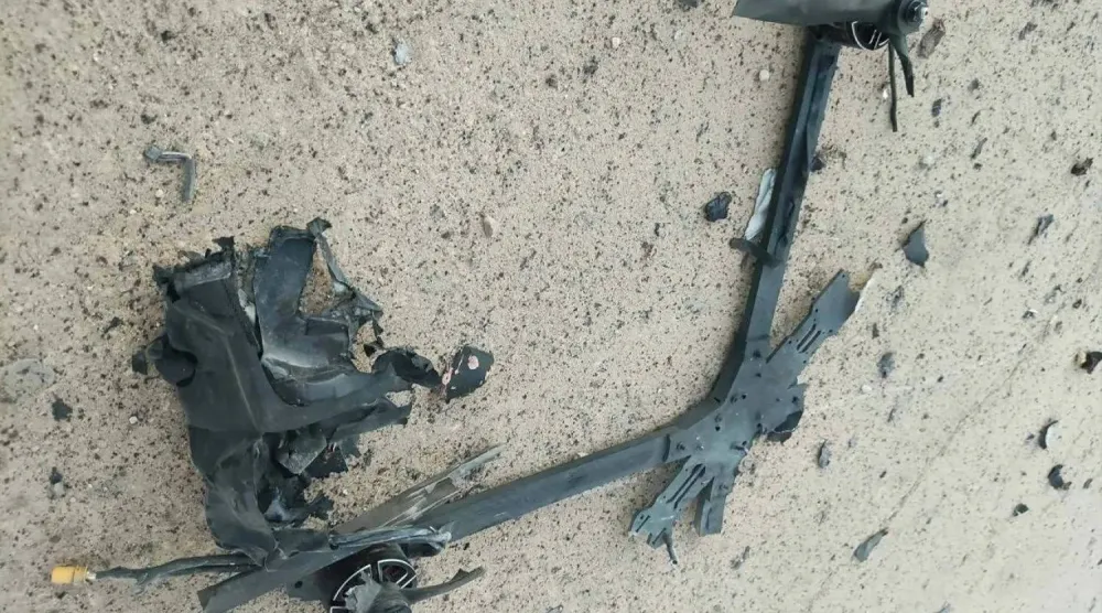 جانب من بقايا مسيّرة تحطمت قبل استهداف خزانات الوقود بمستودع البريقة بالعاصمة الليبية الخميس الماضي (صفحات موثوقة على مواقع التواصل)
