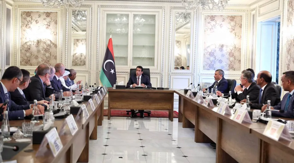 محمد المنفي رئيس المجلس الرئاسي الليبي مجتمعاً بعدد من ممثلي الدول المعتمدين لدى بلده 6 سبتمبر (مكتب المنفي)