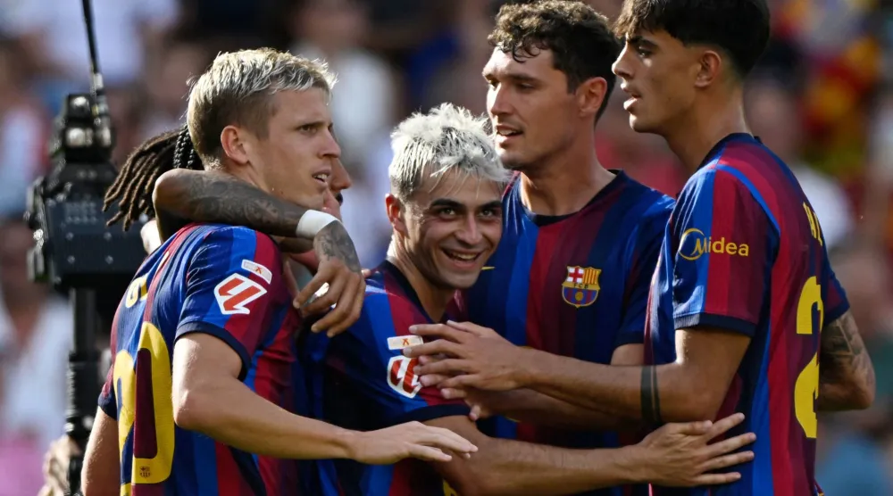 فرحة لاعبي برشلونة بالفوز الساحق على فالنسيا (رويترز)