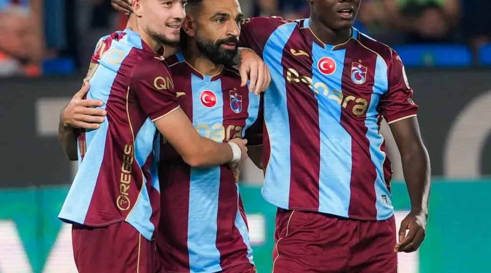 Muhammed Salah, Gençlerbirliği karşısında gol attıktan sonra takım arkadaşlarının tebriklerini kabul ediyor (Trabzonspor Kulübü)