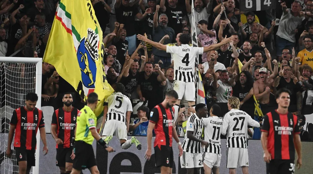 البديل فيدريكو غاتي يحتفل مع جماهير اليانز ستاديوم بهدف التعادل القاتل (أ.ف.ب)
