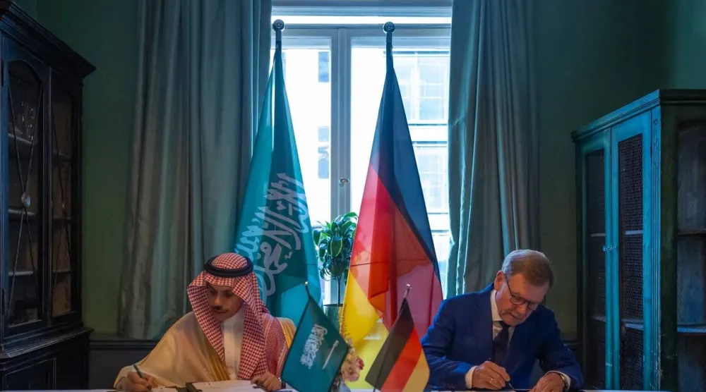وزير الخارجية السعودي الأمير فيصل بن فرحان ونظيره الألماني يوهان فاديفول يوقعان مذكرة التفاهم للحوار الاستراتيجي (واس)