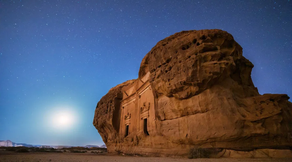 سماء العُلا المرصعة بالنجوم تعكس انخفاض التلوث الضوئي ووضوح الأجرام السماوية ليلاً (واس)