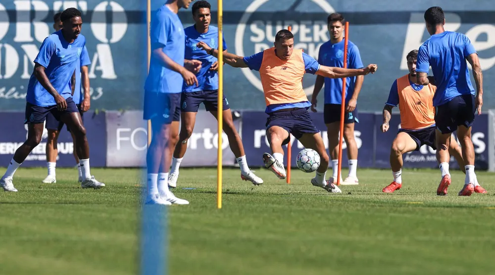 جانب من تدريبات لاعبي بورتو قبل المواجهة (إ.ب.أ)