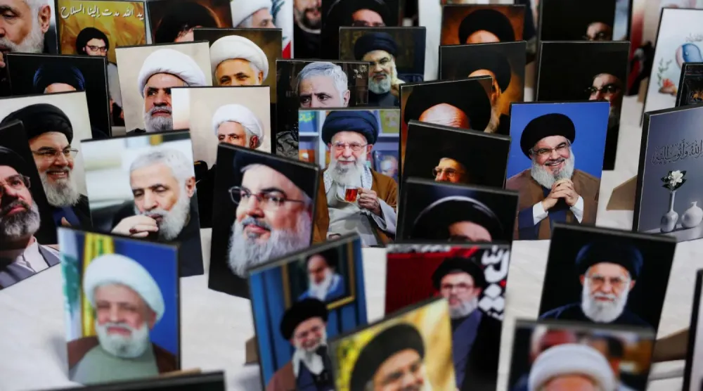(foto altı) Beyrut’un güneyinde düzenlenen bir festivalde, aralarında eski Genel Sekreter Hasan Nasrallah ve mevcut Genel Sekreter Naim Kasım’ın da bulunduğu Hizbullah liderlerinin afişleri (Reuters)