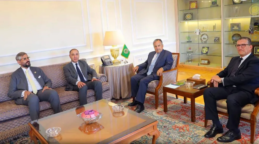 نبيل فهمي الأمين العام للجامعة العربية مستقبلاً الطاهر الباعور المكلف بوزارة الخارجية بـ«الوحدة» الليبية وعبد المطلب ثابت مندوب ليبيا الدائم لدى الجامعة (الجامعة العربية)