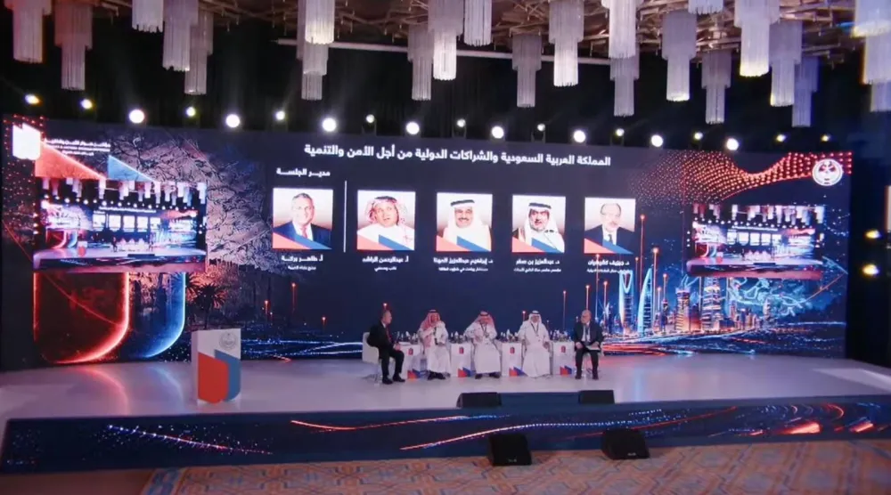 جانب من جلسة «السعودية والشراكات الدولية للأمن والتنمية» (الشرق الأوسط)