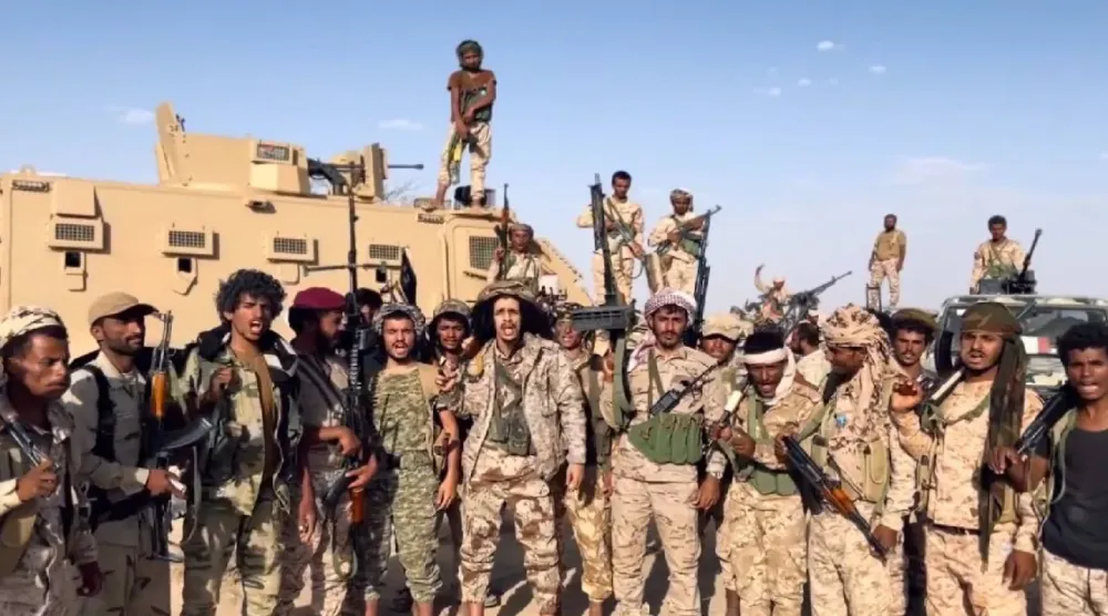 Yemen ordusu mensubu askerler, Cevf’te Husilere karşı elde edilen ilerlemenin ardından kutlama amacıyla bir arada (X)