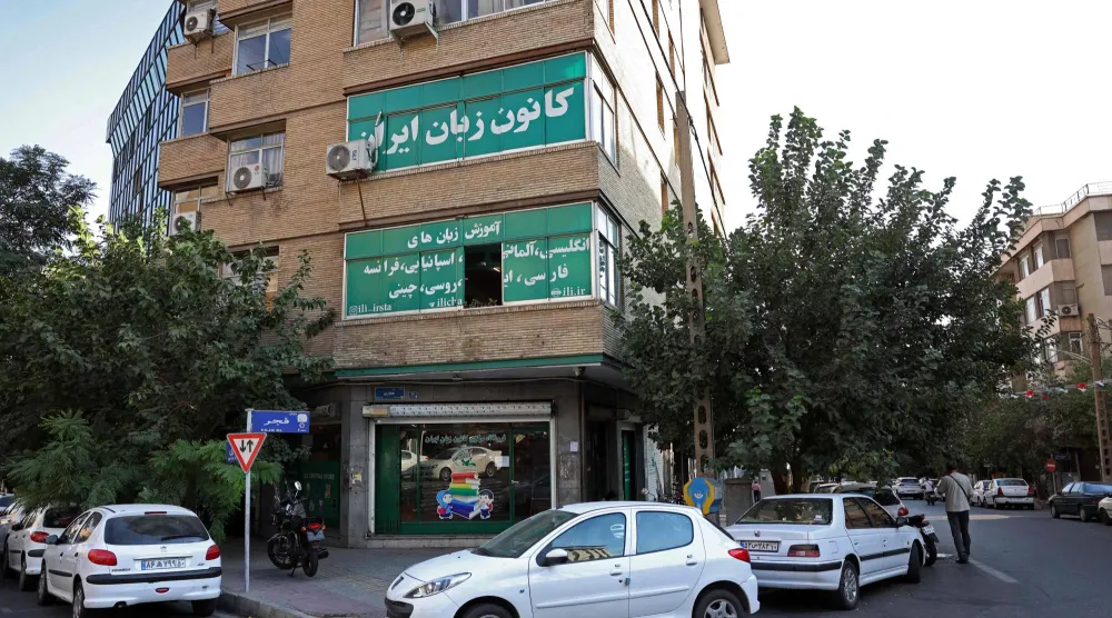 سيارات متوقفة أمام معهد لغات في طهران في 7 سبتمبر 2026... دعت بغداد طهران لتوفير الظروف الملائمة لأمن وسلامة طلبة ومواطني العراق في إيران (أ.ف.ب)
