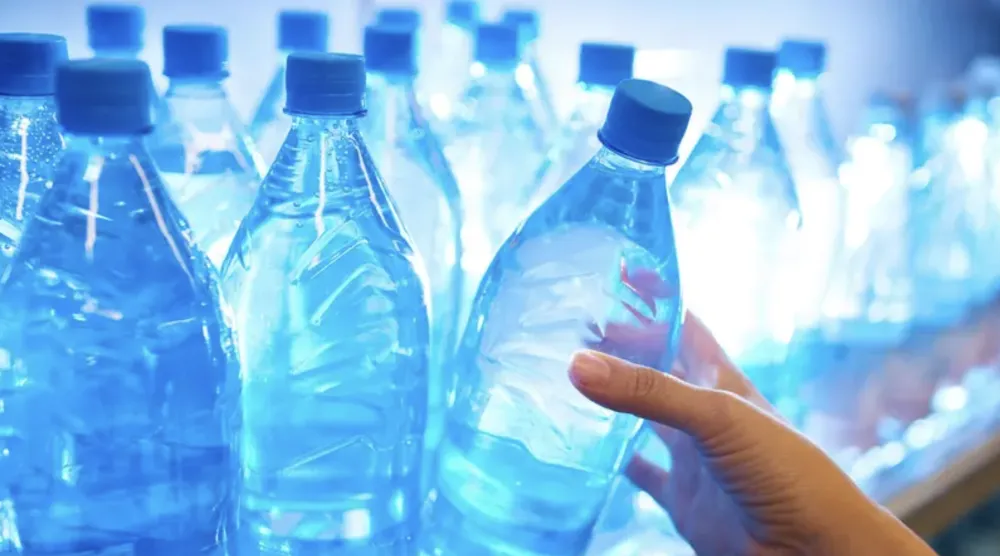 زجاجة شفافة مصنوعة من البلاستيك «PET» (أرشيفية)