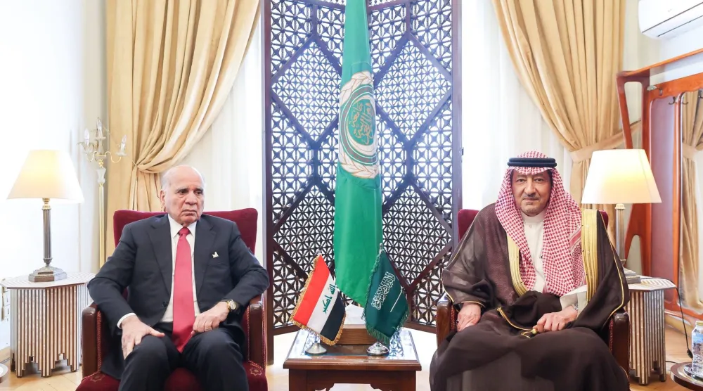المهندس وليد الخريجي خلال لقائه الدكتور فؤاد حسين في القاهرة الاثنين (الخارجية السعودية)