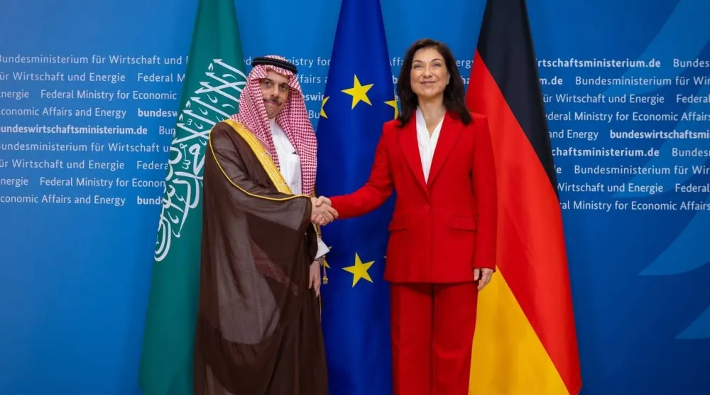 وزيرة الشؤون الاقتصادية والطاقة الألمانية كاترينا رايش مستقبلة وزير الخارجية السعودي الأمير فيصل بن فرحان في برلين (واس)