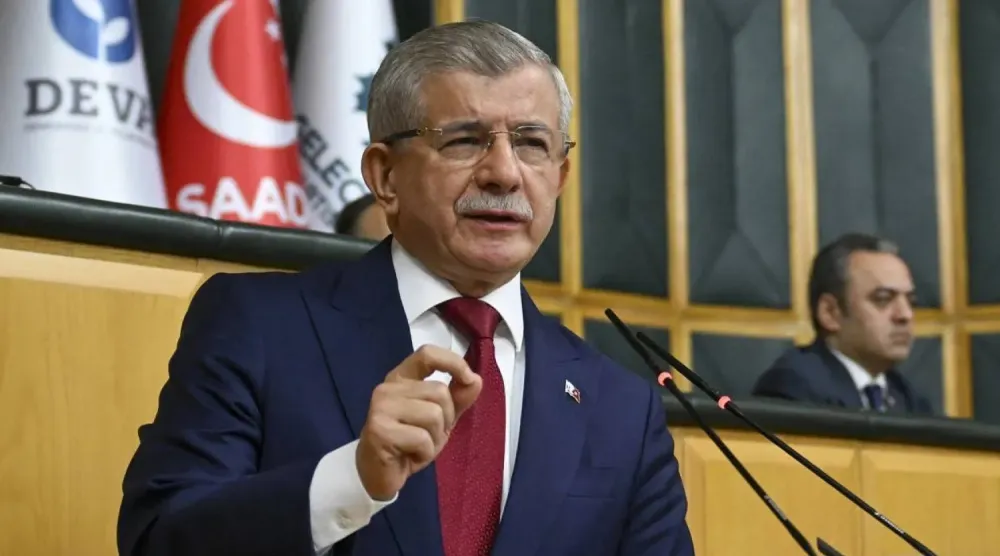 Türkiye Eski Başbakanı ve Dışişleri Bakanı Ahmet Davutoğlu, 2021 yılına ait eleştirileri nedeniyle Cumhurbaşkanı Recep Tayyip Erdoğan’a hakaret suçlamasıyla ifade verdi. (Davutoğlu’nun X hesabı)