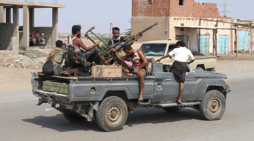 Hudeyde'nin güneydoğusundaki Hays ilçesinde askeri bir aracın üzerinde bulunan Yemen ordusuna mensup askerler (AFP)