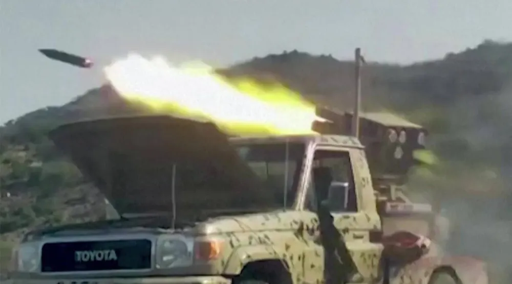  Yemen Silahlı Kuvvetleri’ne ait bir araçtan füze fırlatıldığı an (AFP)