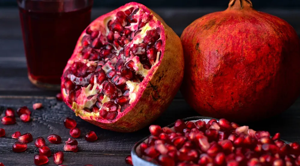 يُعدُّ الرمان مصدراً غنياً بمضادات الأكسدة المفيدة لصحة القلب (بيكسباي)
