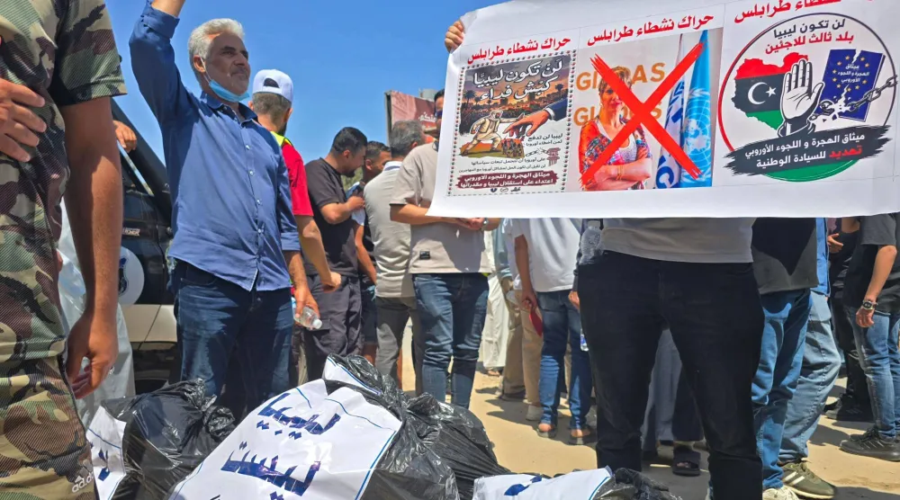 جانب من المظاهرات أمام مقر «مفوضية اللاجئين» بحي السراج بالعاصمة يونيو الماضي (أ.ف.ب)