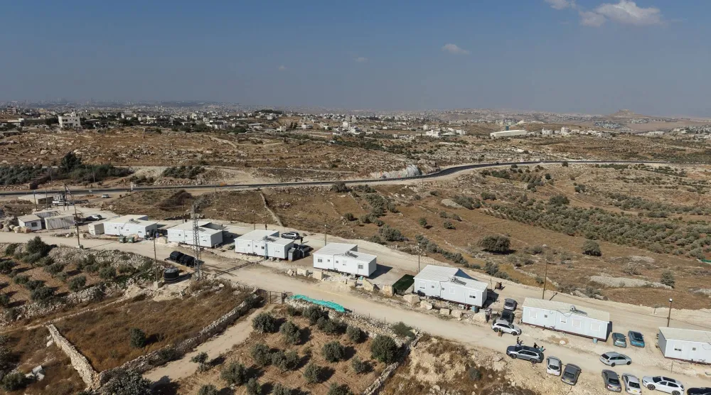 وحدات سكنية تظهر خلال افتتاح مستوطنة جديدة في مجمع غوش عتصيون الاستيطاني بالقرب من مدينة بيت لحم الفلسطينية في الضفة الغربية (إ.ب.أ)