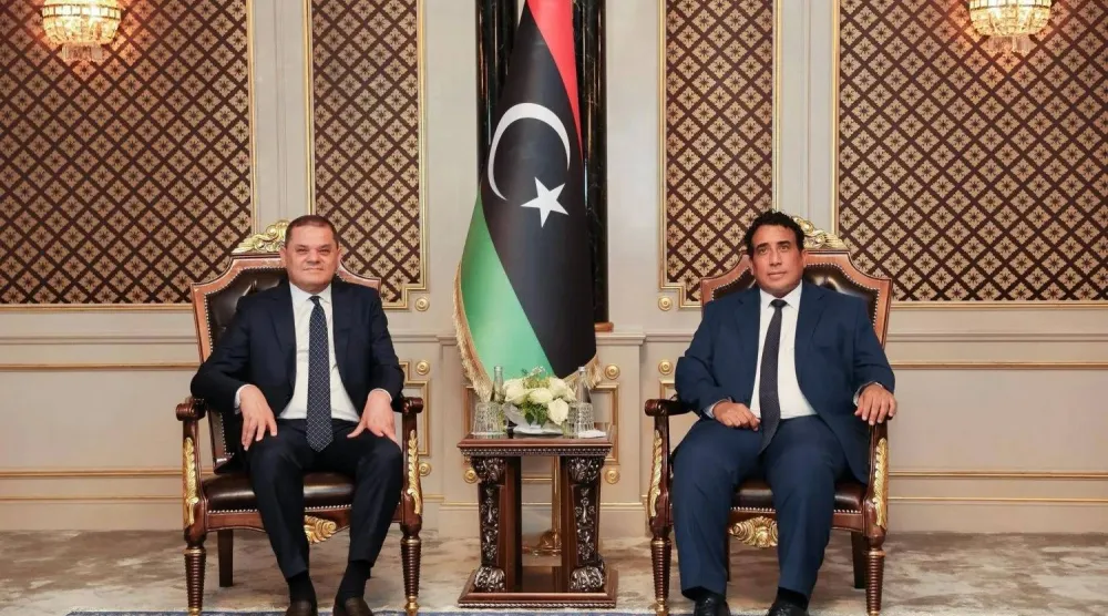 المنفي رئيس المجلس الرئاسي الليبي والدبيبة رئيس حكومة «الوحدة» في لقاء سابق بطرابلس (مكتب المنفي)