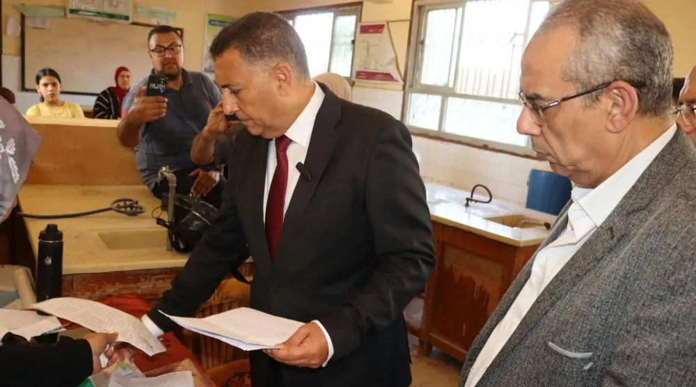 «سماعة التصوير» في بذلة المحافظ تثير الجدل حول جدوى الجولات الميدانية المصورة (محافظة القليوبية)